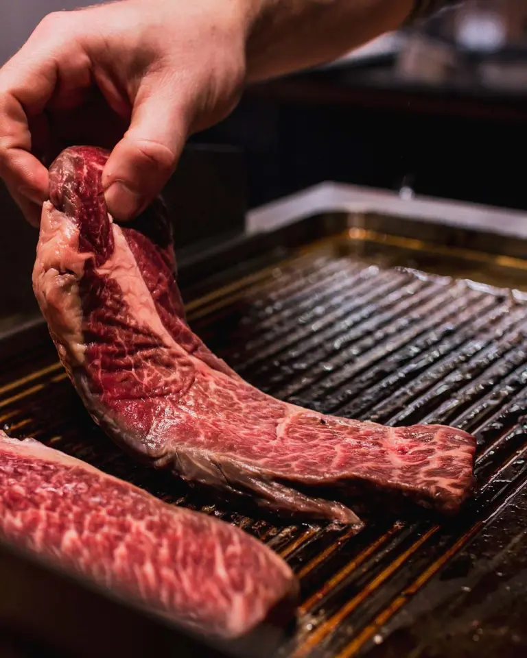 Wagyu-Steak auf dem Grillrost – Privatkoch Sascha Zellinger für Premium-Grillabende und Fleischmenüs