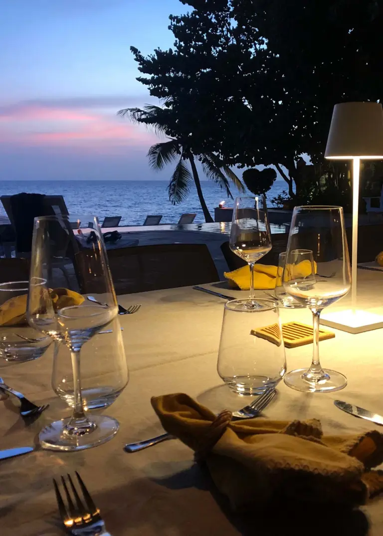 Zwei Weißweingläser im Sonnenuntergang am Meer – romantisches Privatdinner mit Privatkoch Sascha Zellinger