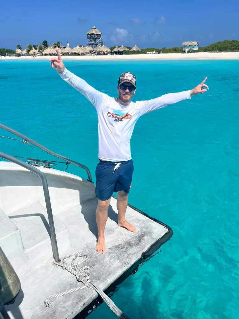 Sascha Zellinger auf einer Yacht im türkisblauen Meer auf Curacao – Privatkoch für Yachten und Meeresurlaube