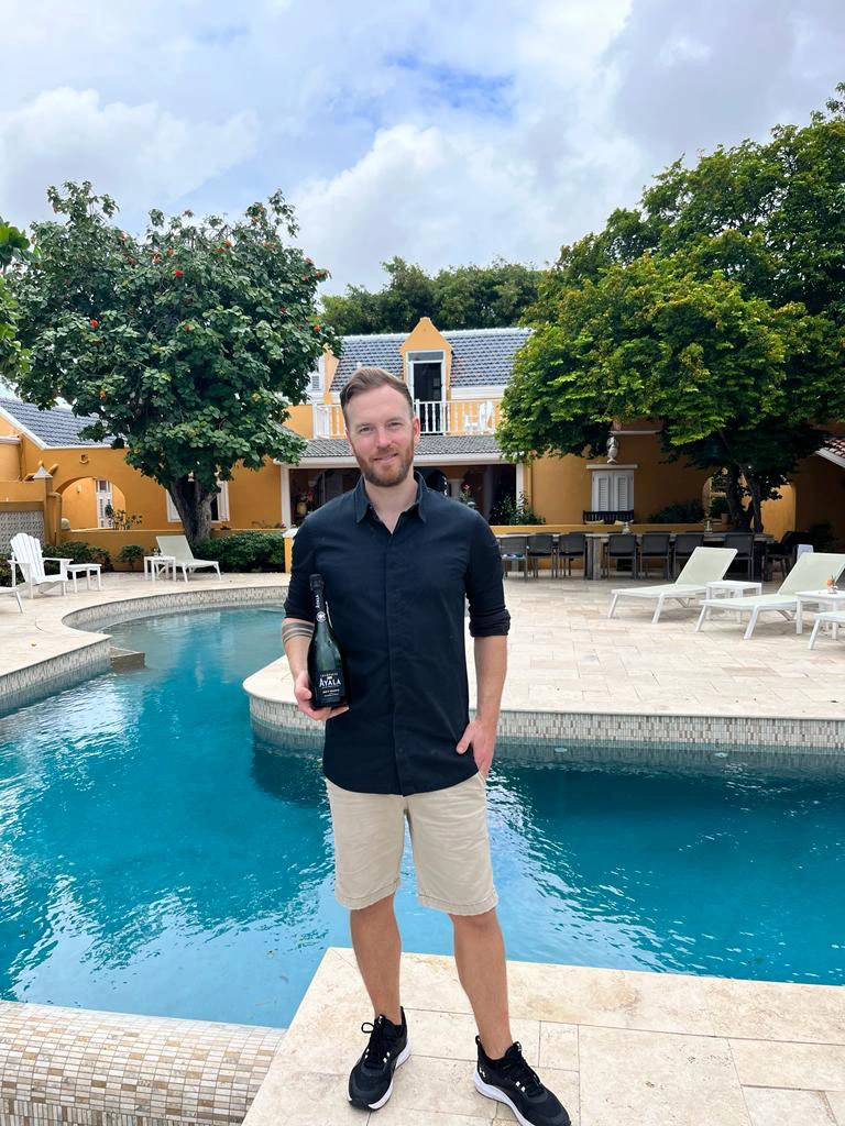 Privatkoch Sascha Zellinger am Pool eines Luxus-Resorts in Curacao – Privatkoch für Urlaub und Ferienvillen weltweit
