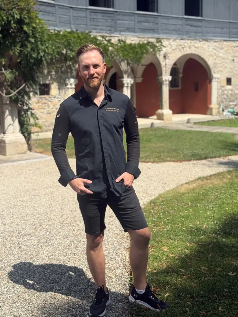 Privatkoch Sascha Zellinger vor einem historischen Schloss in Frankreich – mobiler Privatkoch weltweit buchbar