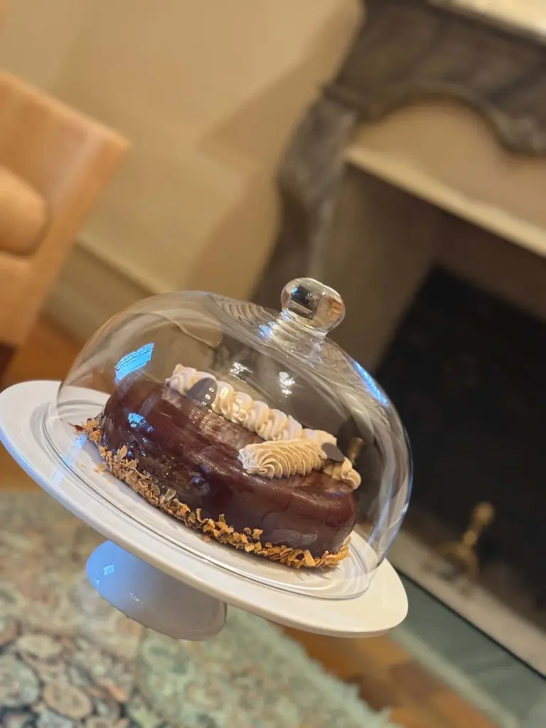 Elegantes Dessert unter einer Glasglocke – Privatkoch Sascha Zellinger für Hochzeiten und Gala-Dinners