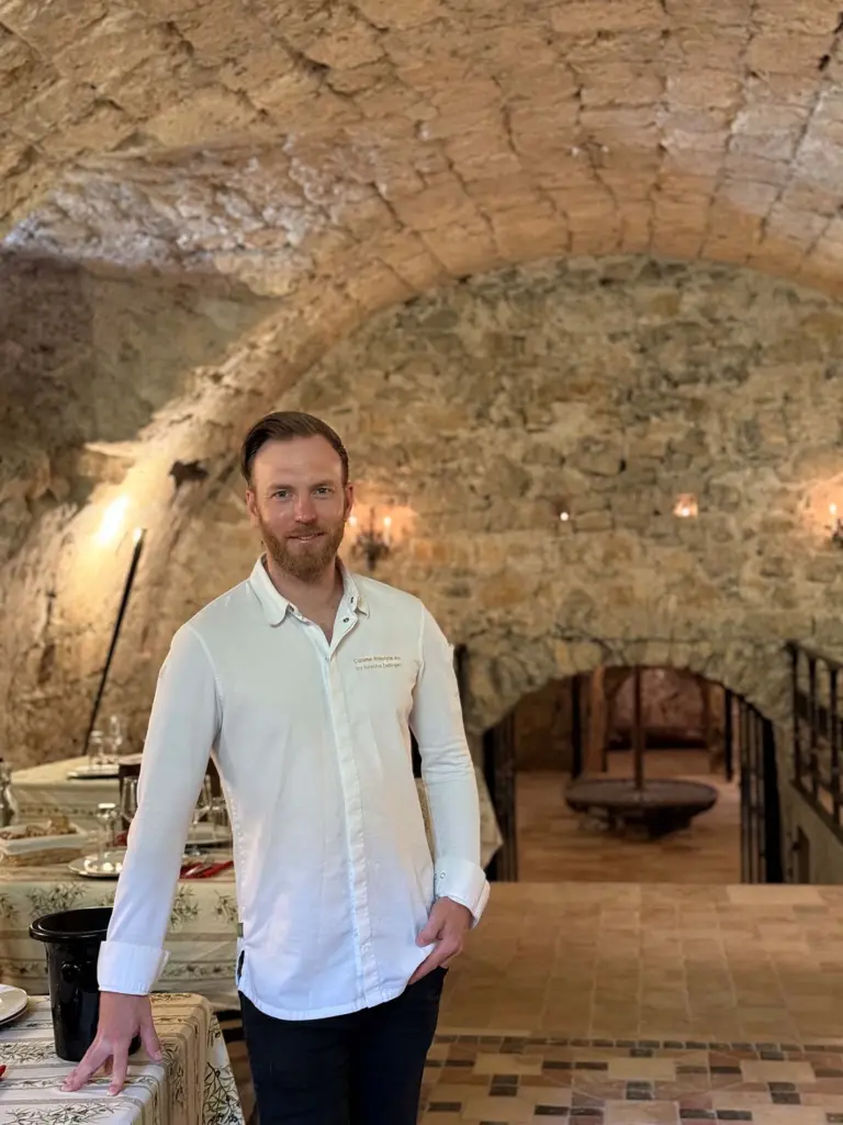 Privatkoch Sascha Zellinger in einem Weinkeller in Frankreich – exklusive Kochevents in außergewöhnlichen Locations