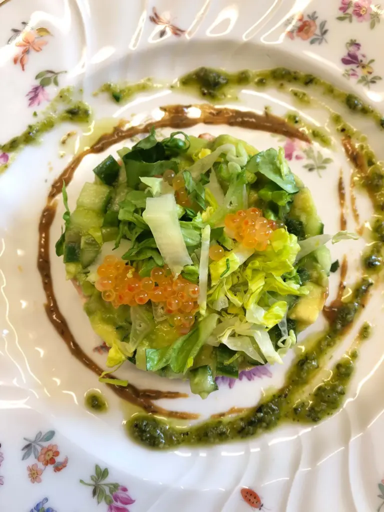 Fein angerichtetes Tatar mit Vinaigrette und Garnierung – Privatkoch Sascha Zellinger kreiert gehobene Küche für Yachten und Villen