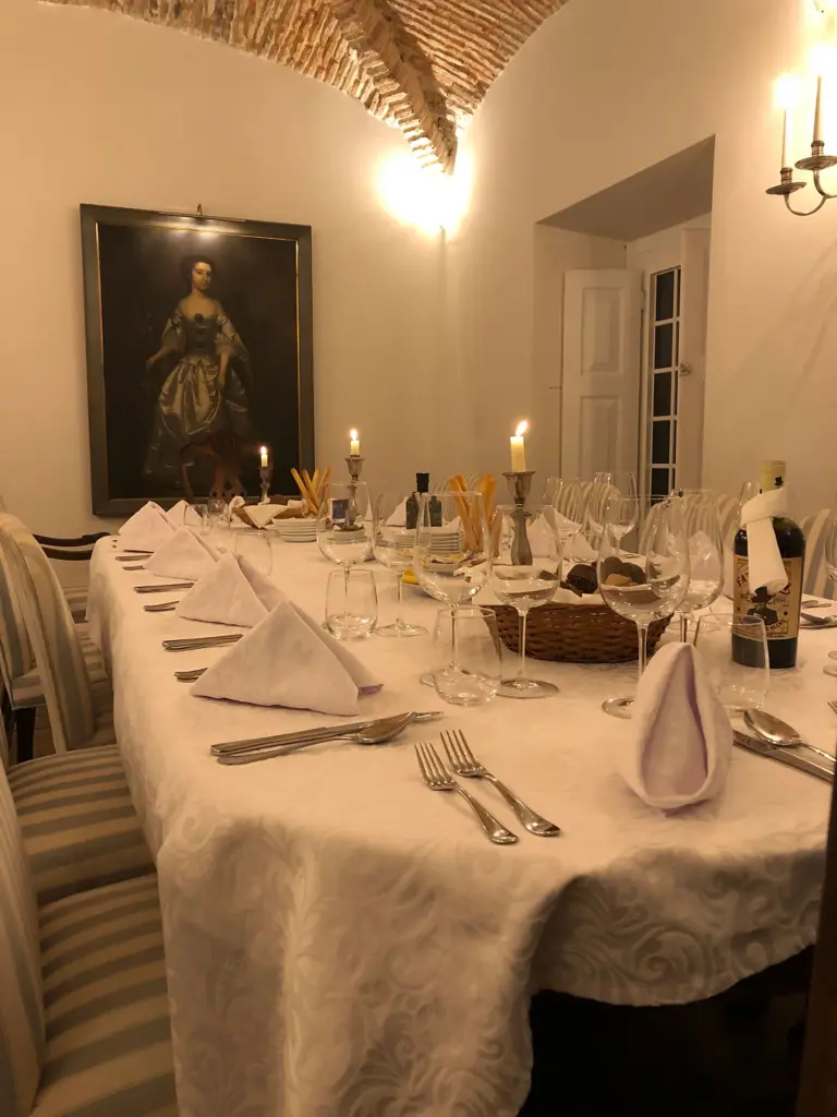 Elegant gedeckte Tafel mit Kerzenleuchtern für ein exklusives Privatdinner – Privatkoch Sascha Zellinger für besondere Anlässe