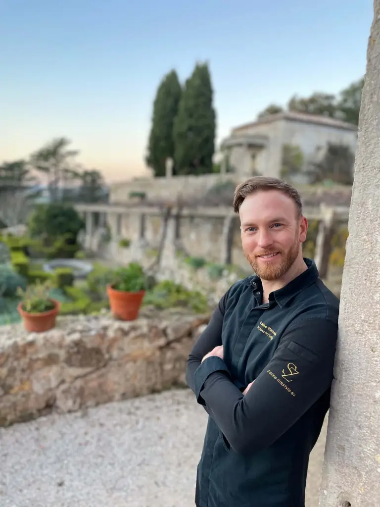 Privatkoch Sascha Zellinger posiert in der Villa in Lissabon – Privatkoch für Urlaub in Europa